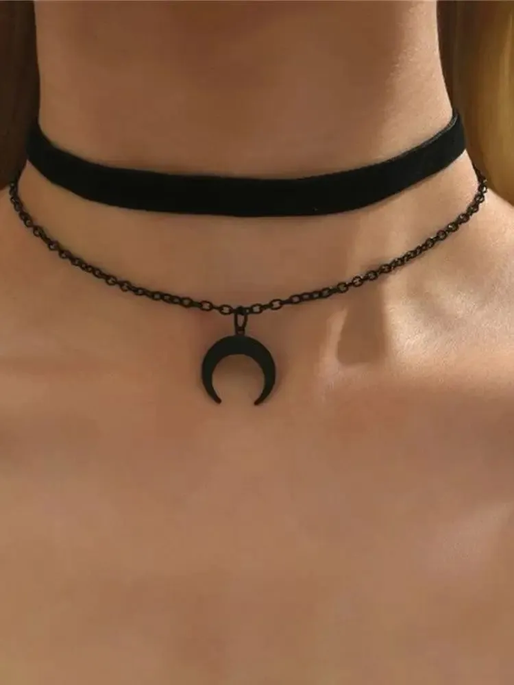 Black Flannel Horn Pendant Chain Choker