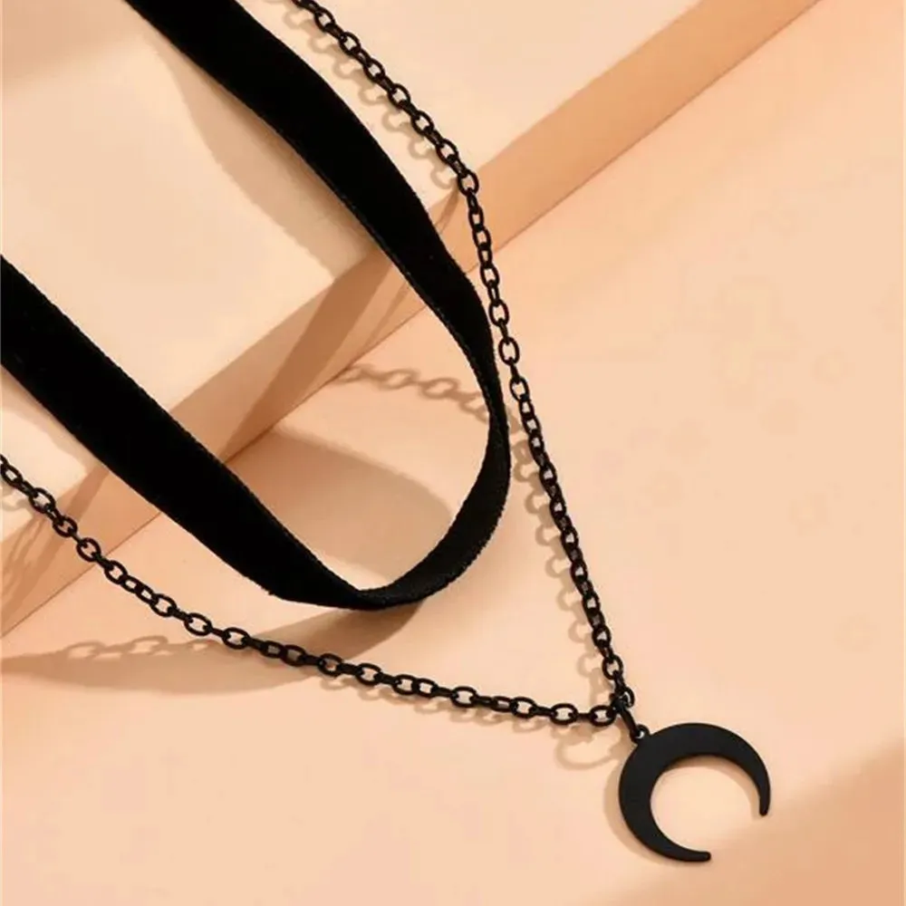 Black Flannel Horn Pendant Chain Choker