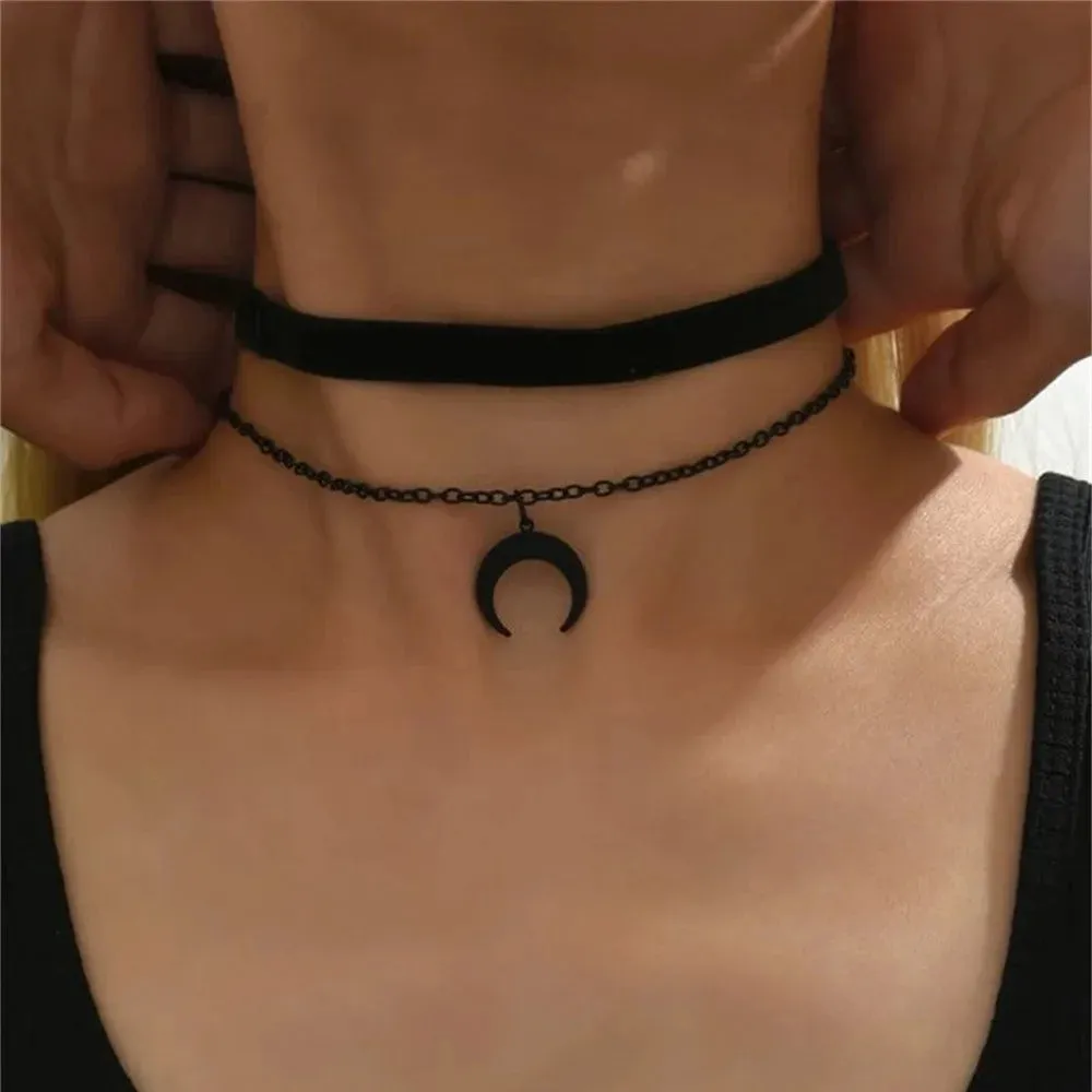 Black Flannel Horn Pendant Chain Choker